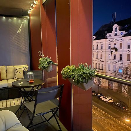 Zene Apartment Vinyl Record Player & Projector Budapest Exterior photo