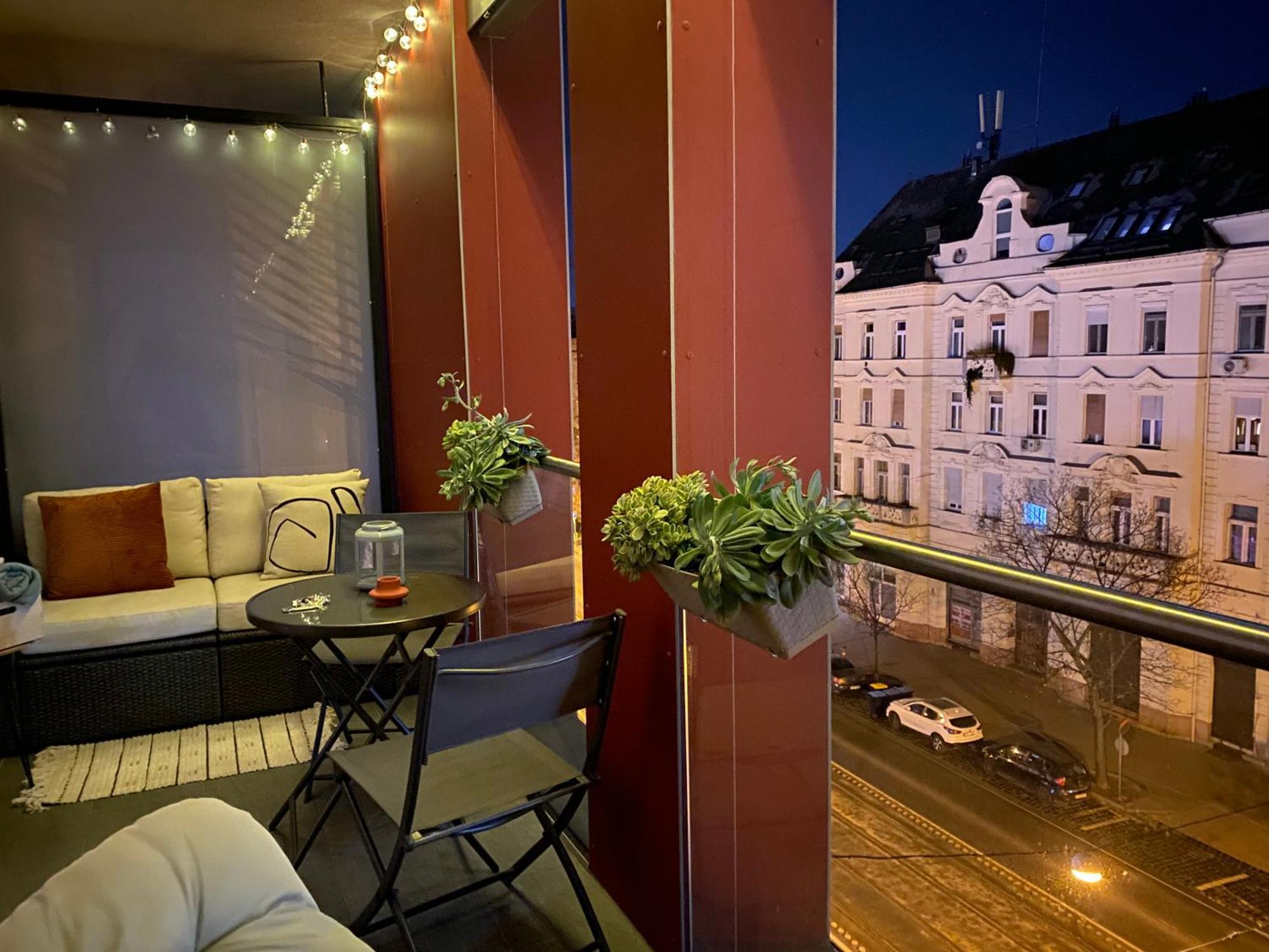 Zene Apartment Vinyl Record Player & Projector Budapest Exterior photo